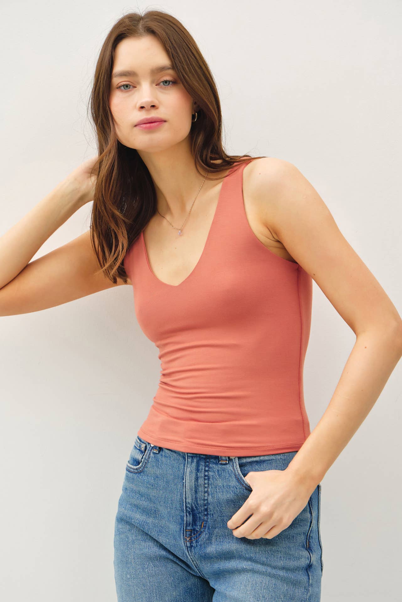 BASIC V-NECK TANK