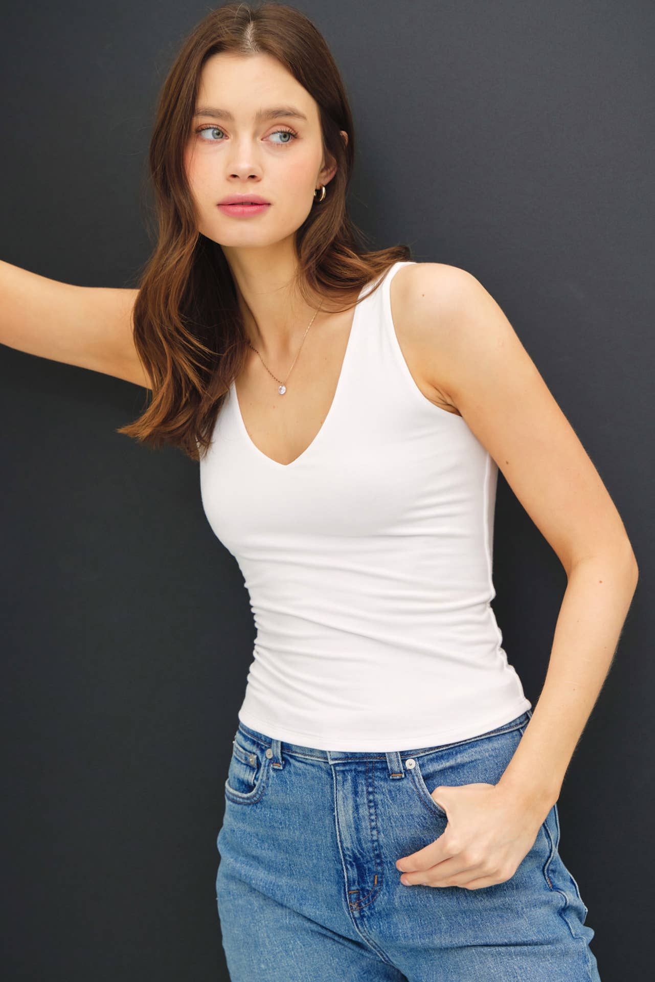 BASIC V-NECK TANK