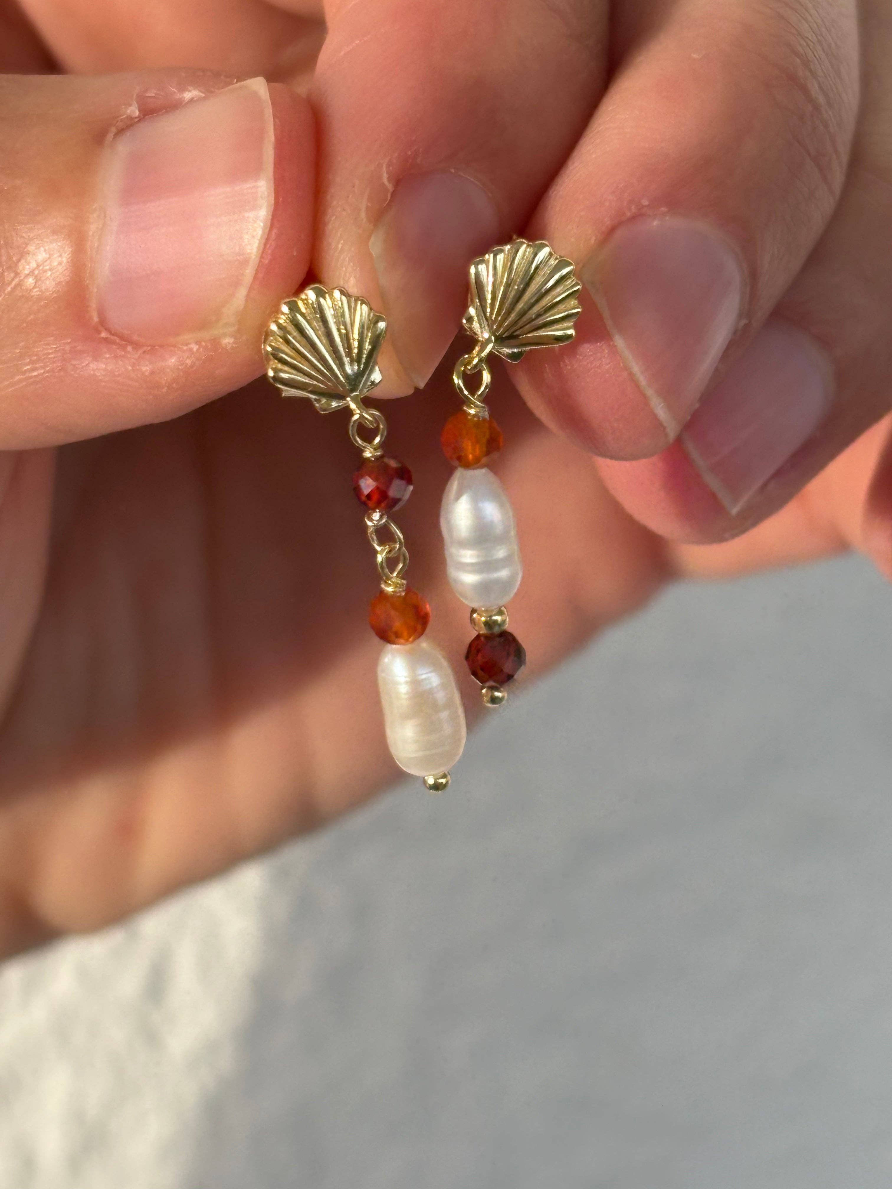 The Salty Gem WIND & SEA EARRINGS Gold Hibiscus Red