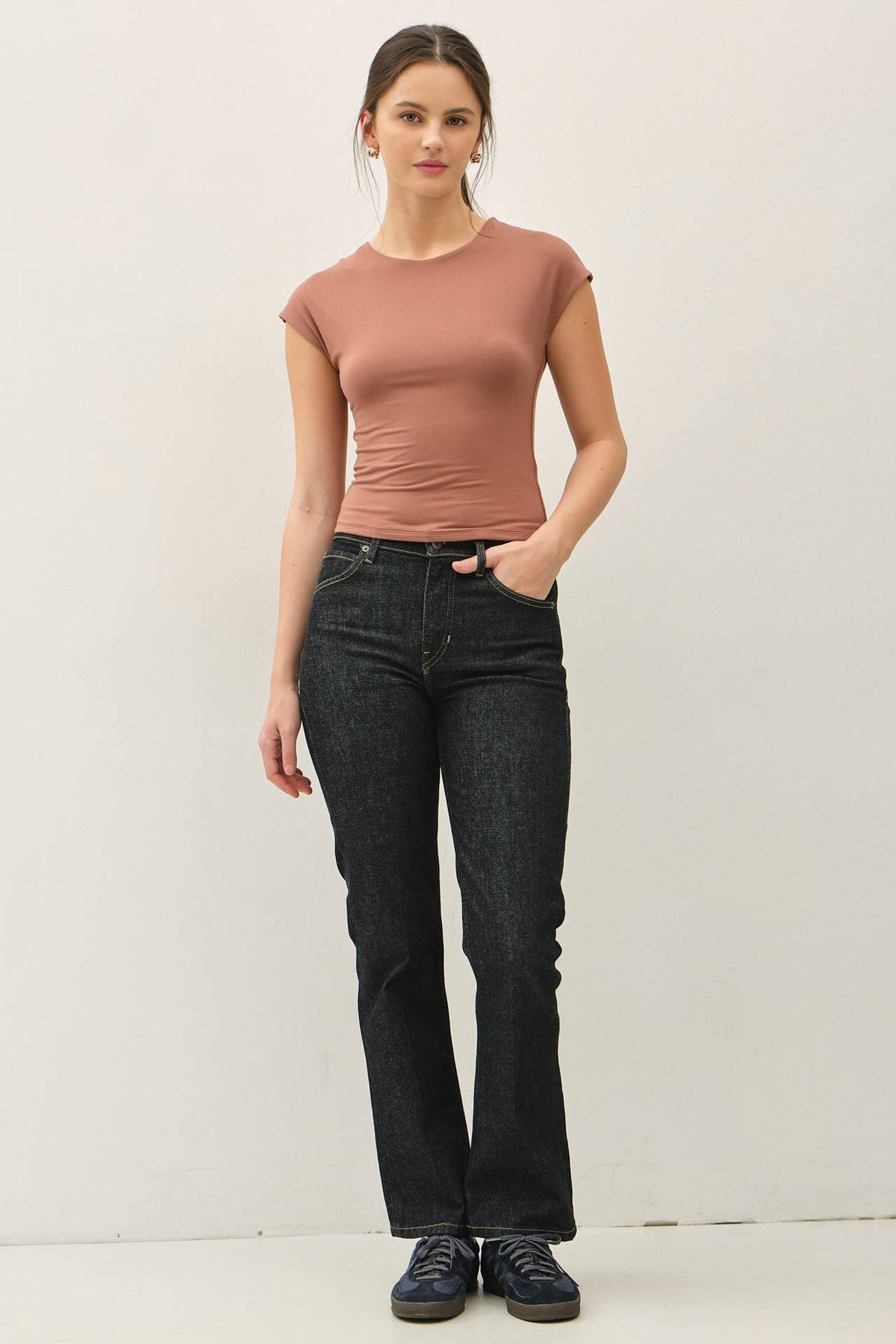 BASIC THREADS CAP SLEEVE CREWNECK TOP