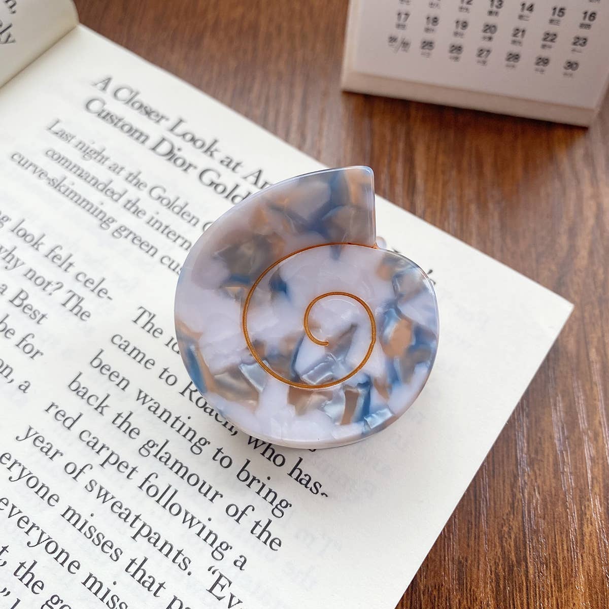 Adorro Cora | Small Round Swirly Seashell Claw Clip Blue-White