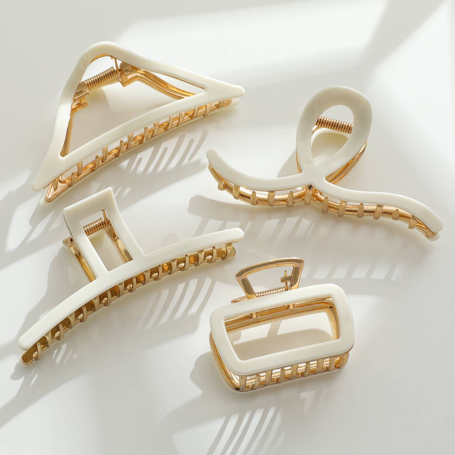 Adorro Vera | Ivory Gold Metal Triangle Claw Clip