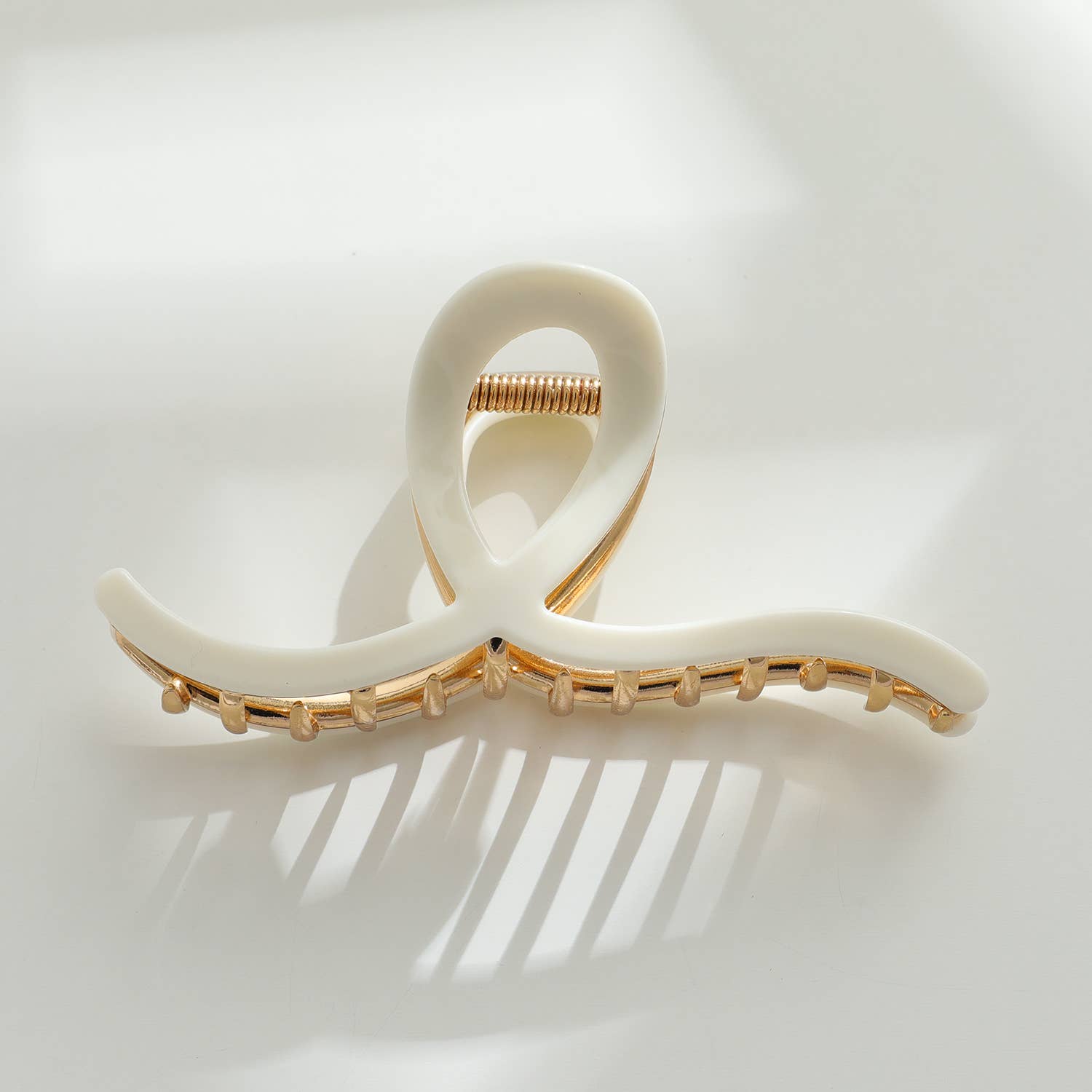 Adorro Vera | Ivory Gold Metal Loop Claw Clip