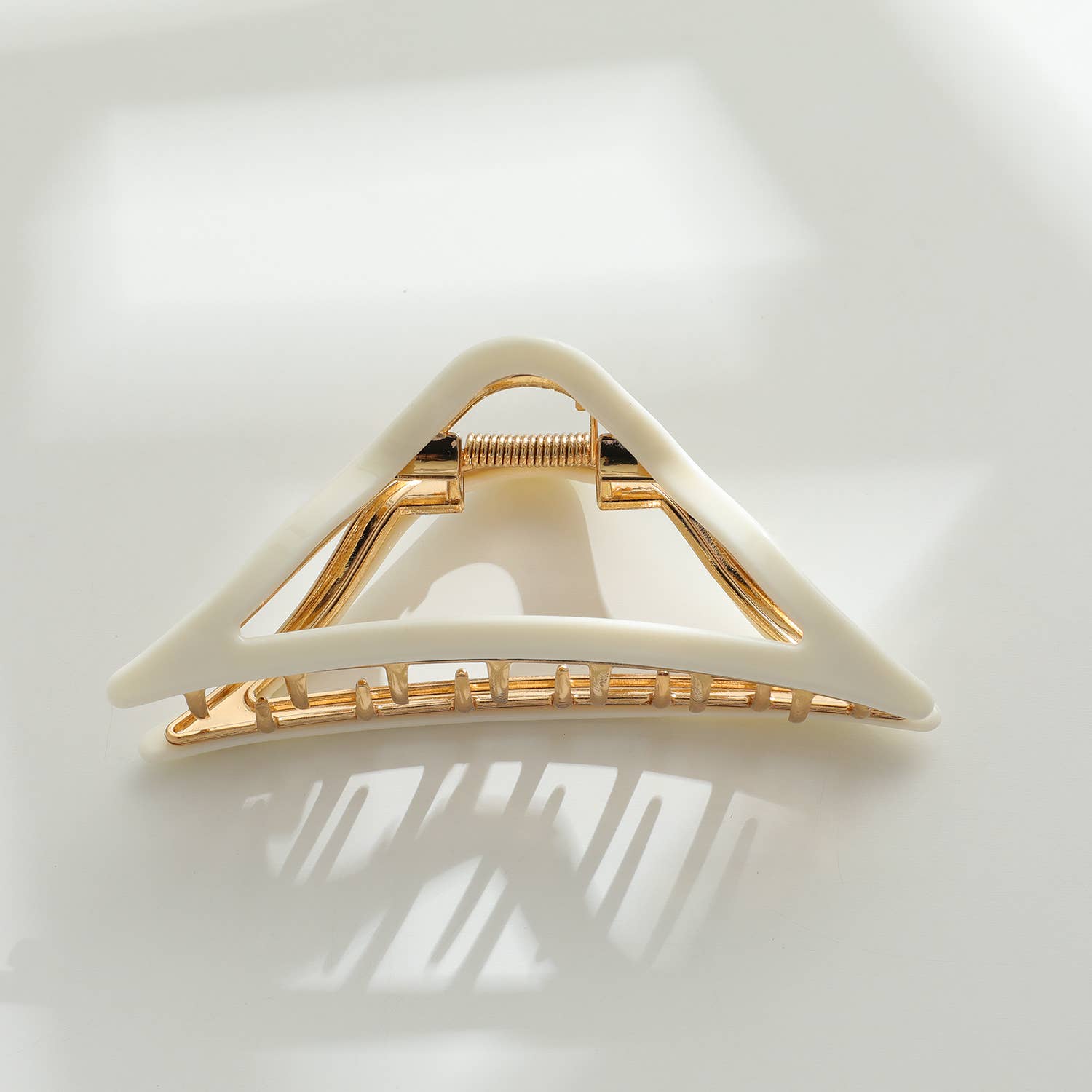 Adorro Vera | Ivory Gold Metal Triangle Claw Clip