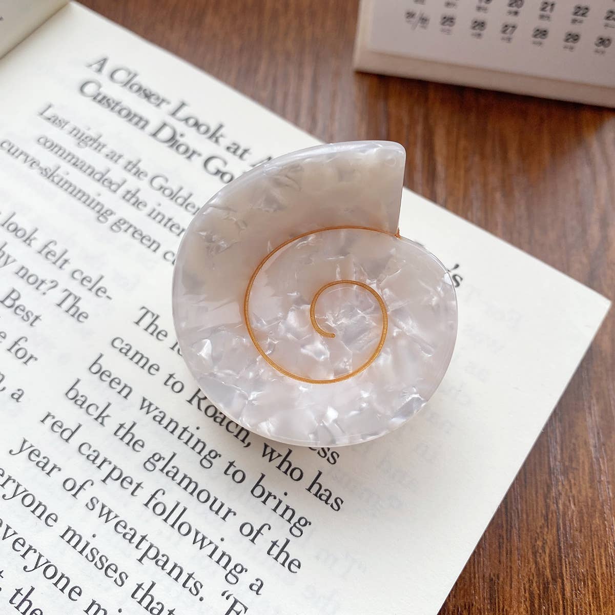 Adorro Cora | Small Round Swirly Seashell Claw Clip White