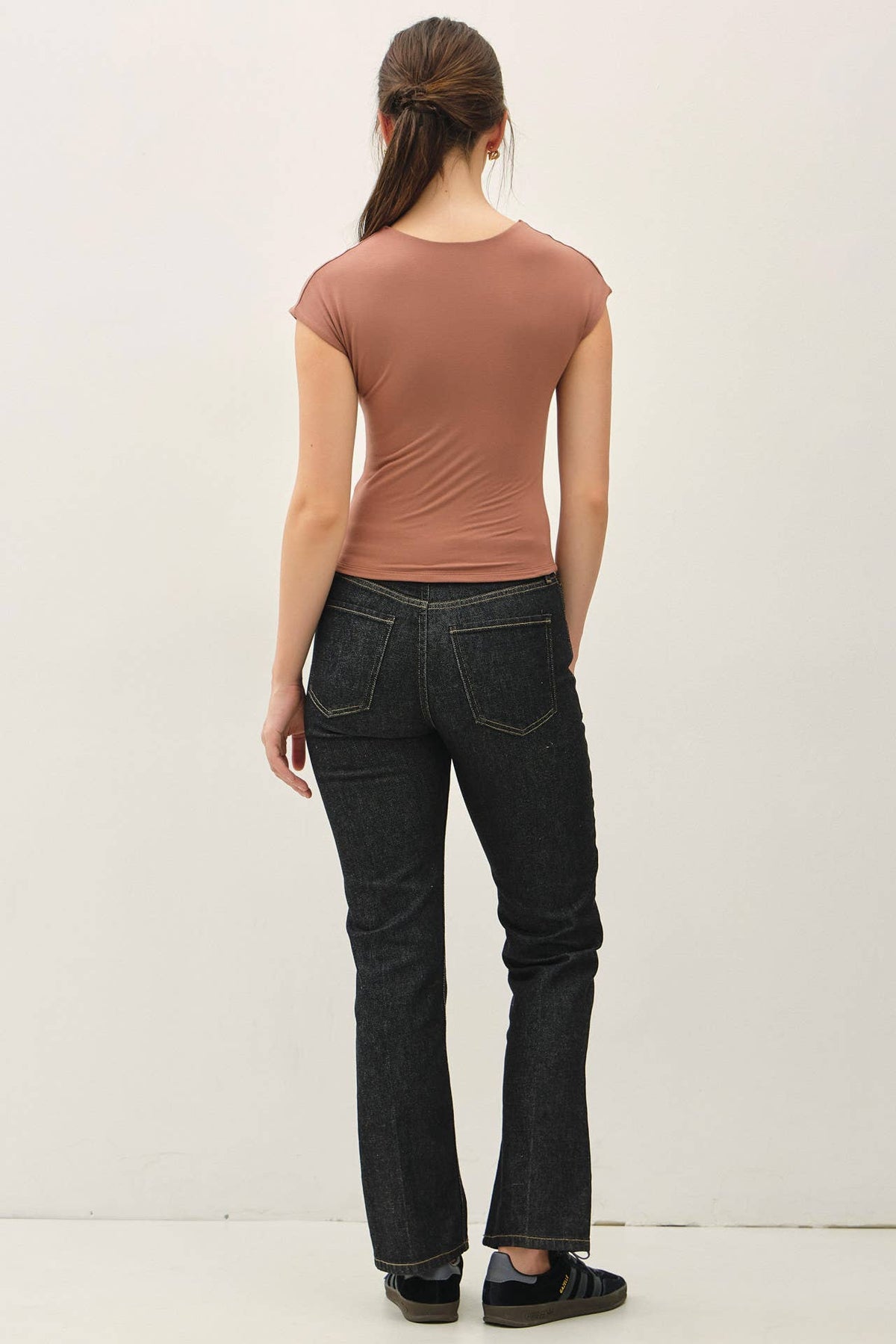 BASIC THREADS CAP SLEEVE CREWNECK TOP