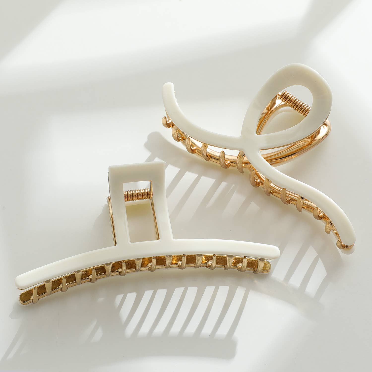 Adorro Vera | Ivory Gold Metal Loop Claw Clip