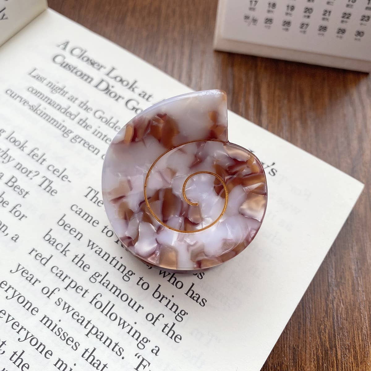Adorro Cora | Small Round Swirly Seashell Claw Clip Tan-White