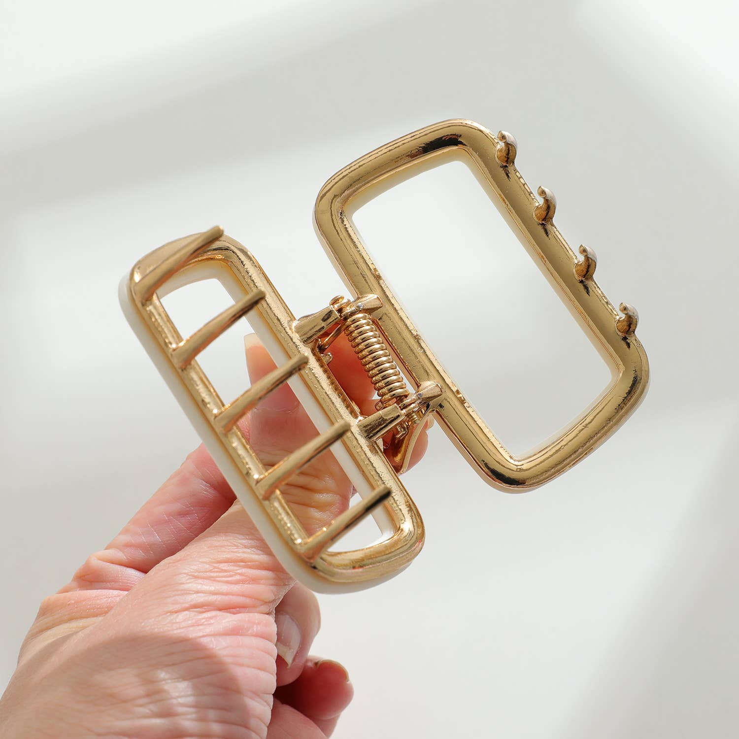 Adorro Vera | Ivory Gold Metal Square Claw Clip